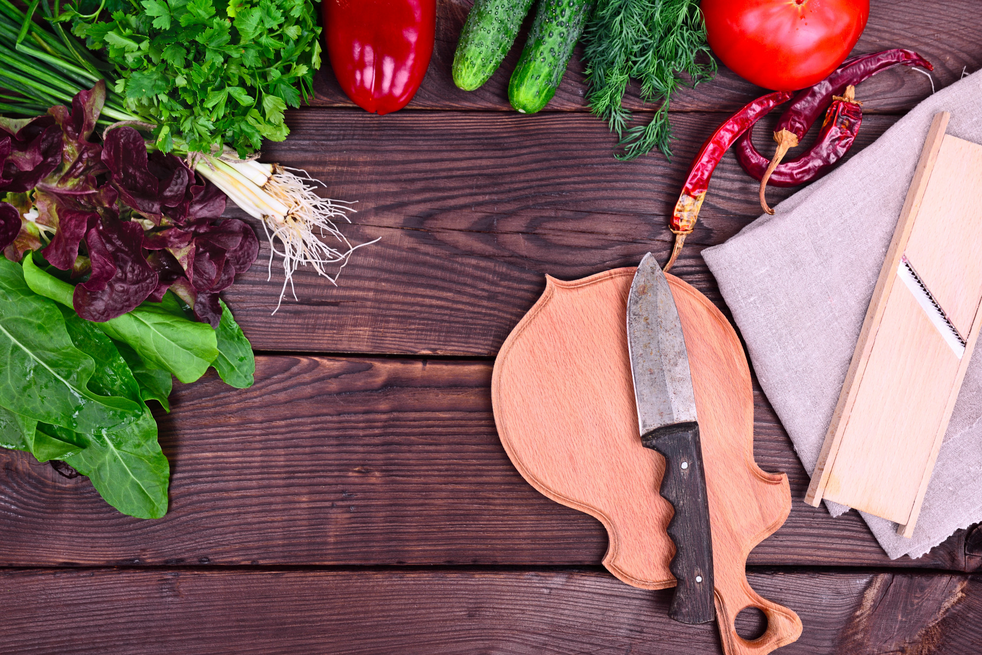 Tagliere con ingredienti locali colorati